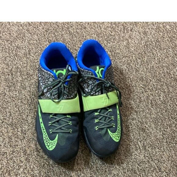 Nike Black and Green Athletic Sneakers with Modern Design - Picture 4 of 5